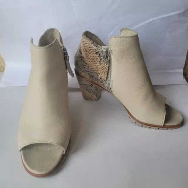 Sorel Nadia snakeskin peep toe boots size 6 tan heels leather side zipper Winter