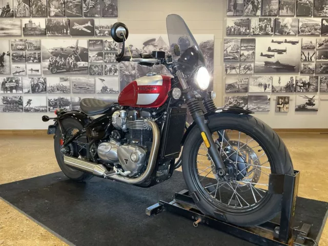 2018 Triumph Bonneville Bobber Cranberry Red / Frozen Silver
