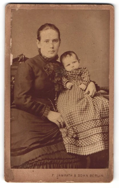 Fotografie F. Jamrath & Sohn, Berlin, Portrait Mutter mit Säugling