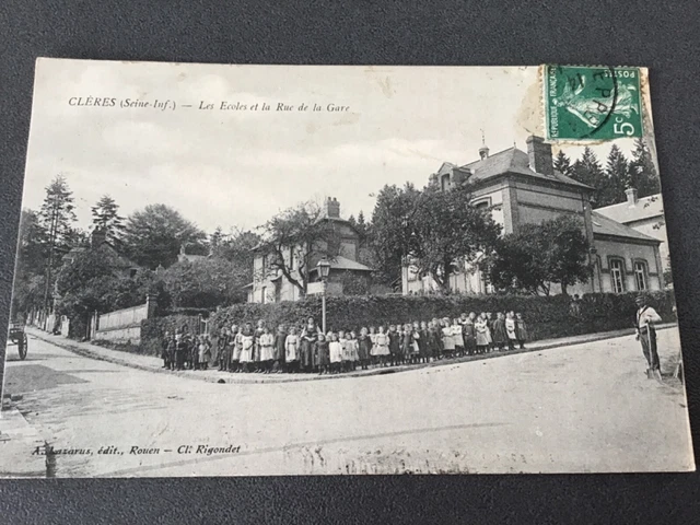 postcard 76 Seine Inférieure CLERES LES ÉCOLES ET RUE DE LA GARE animated