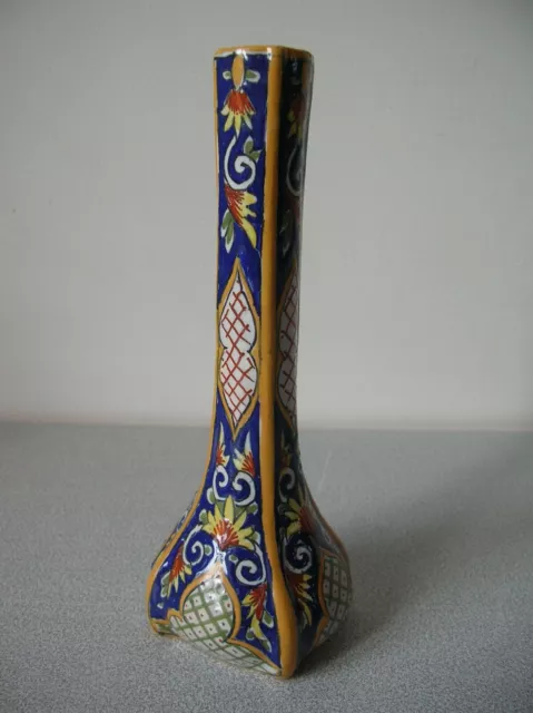 Ancien vase soliflore en céramique faïence marqué Montebourg de 16,5 cm