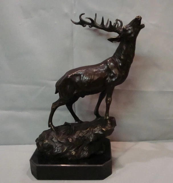 Estatua Ciervo Fauna Art Deco Estilo Art Nouveau Estilo Bronce sólido Firmado