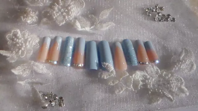 Bellissimi strass bara blu ghiaccio dipinti a mano gel unghie finte realizzati nel Regno Unito 2