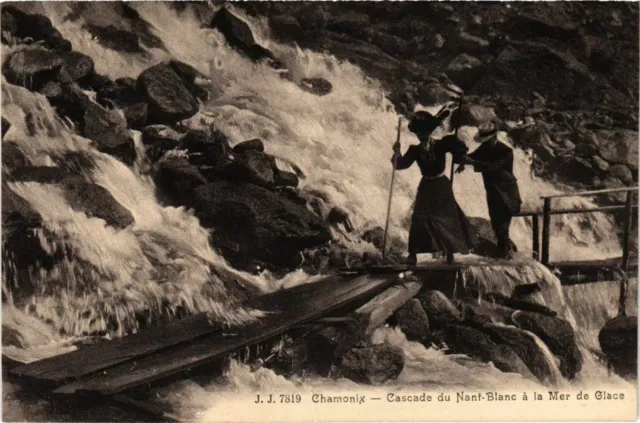 CPA CHAMONIX - Cascade du Nant-Blanc a la Mer de Glace (108700)