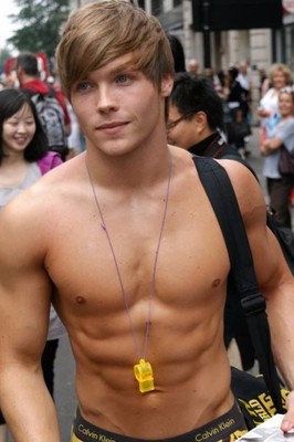 SHIRTLESS MALE MUSCULAR Cute Blond Hunk Hot Dude in Crowd PHOTO 4X6