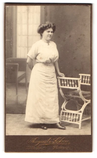 Fotografie Augusta Schou, Rönne, Lille Torv, junge Frau in weißem Kleid mit Gür