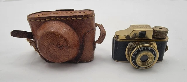 Cámara espía de latón dorado en miniatura de la década de 1950 con estuche de cuero hecha en Japón