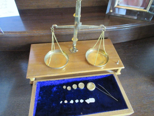 nostalgische Apothekerwaage Goldwaage Waage mit 12 Gewichte von 2 ?mg - 20g