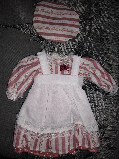 robe  pour poupée  ancienne avec chapeau. Tissu et dentelles