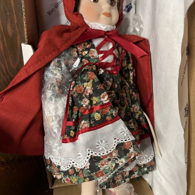NIB Vtg Royaltin Collection Porcelain LITTLE RED RIDING HOOD DOLL St 4