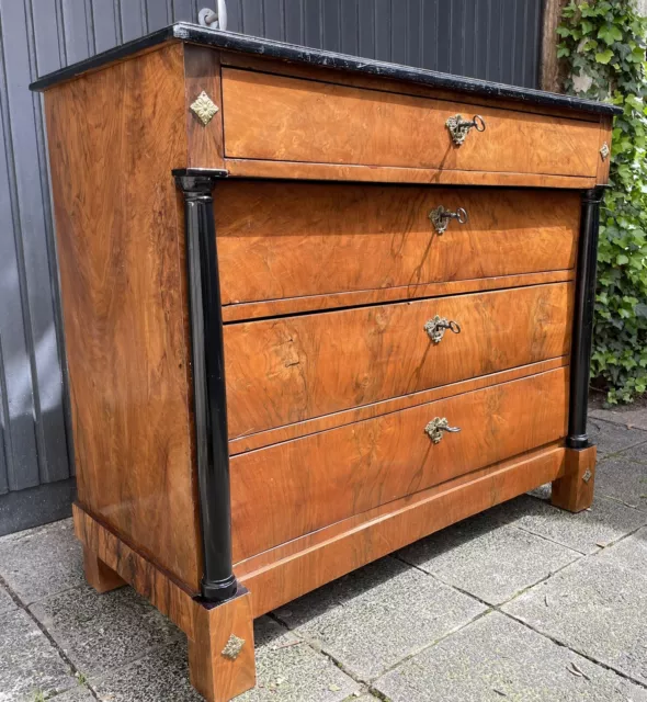 Biedermeier Empire Kommode Nussbaumholz mit ebonisierten Säulen