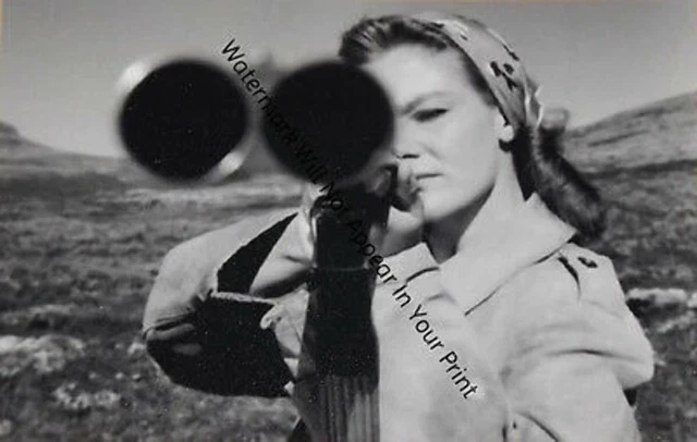 ODD BIZARRE STRANGE WEIRD CREEPY CRAZY FREAKY Girl With Gun Fear VINTAGE PIC