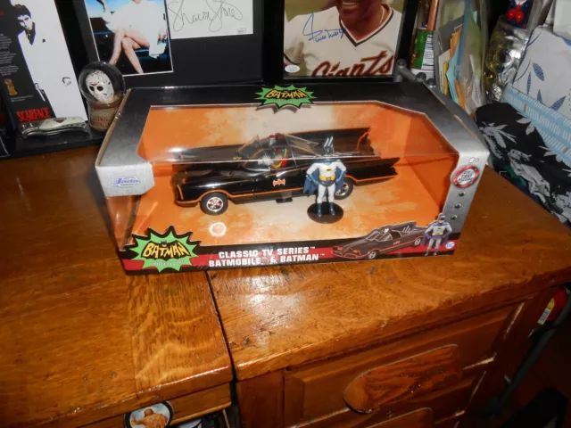 Jada Batman Classic Tv Series 1:24 Batmobile & Batman Die-Cast B/New Free Ship!!