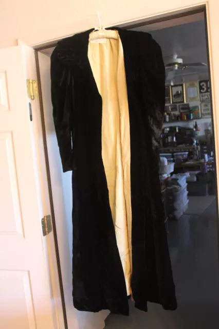 Original 1930's Womens Velvet Coat w/Pleaded Collar,  Black Color, Size 10-12