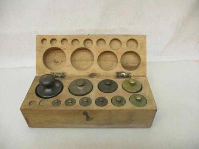 x-20444 Alte Messing/Eisen Gewichte im Holzkasten 2g-0,5Kg,mit Gebrauchsspuren
