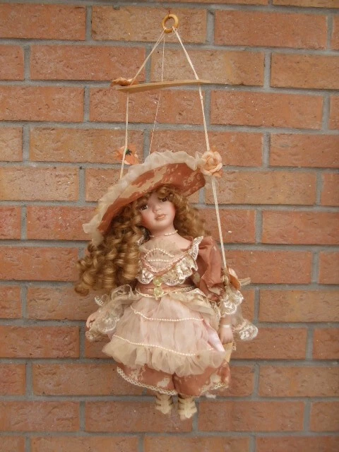 ANCIENNE POUPÉE DE porcelaine sur balançoire EUR 25,00 - FR