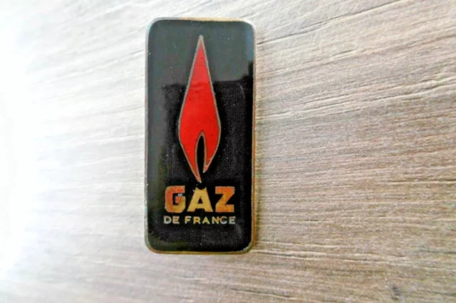ancien insigne badge émaillé Gaz de France No militaire