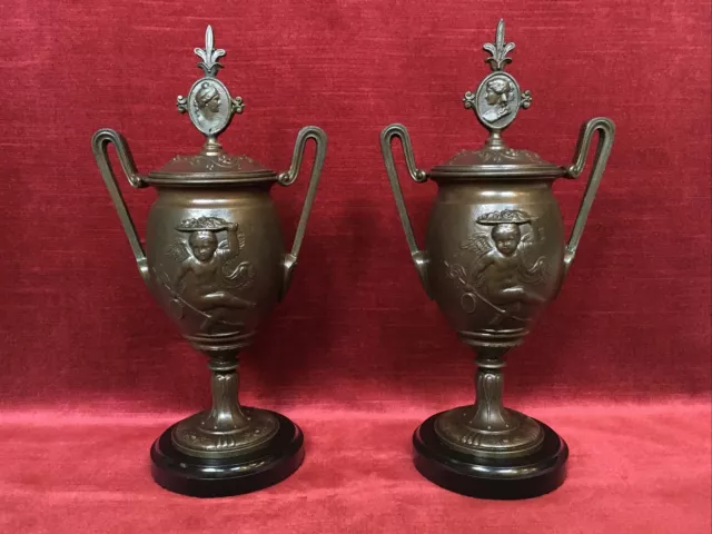 Paire VASES COUVERTS en RÉGULE à Patine Bronze Décor ANGELOTS Garniture Cheminée