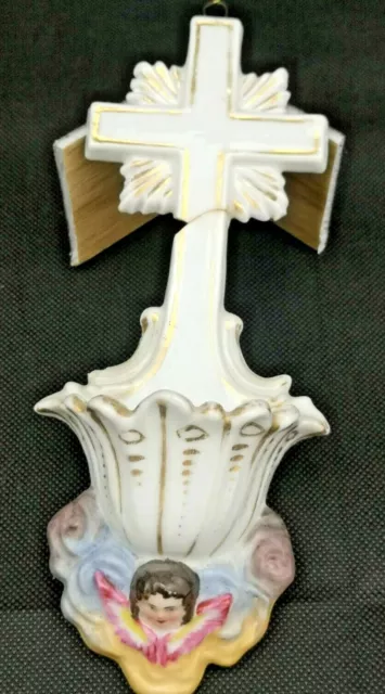 Ancien bénitier crucifix en porcelaine. décoré d'un ange coloré