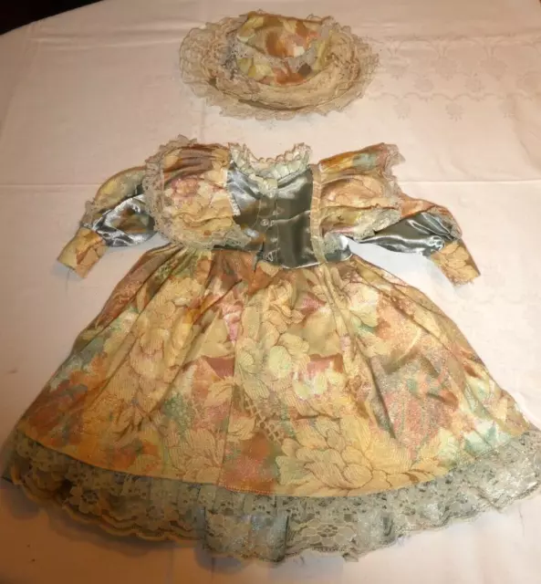 Ensemble Robe et chapeau en dentelle vêtements pour poupée ancienne JUMEAU SFBJ