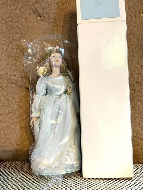 Vintage 1984 CINDERELLA Avon Fairy Tale collection 9” Porcelain Doll Sealed NOS