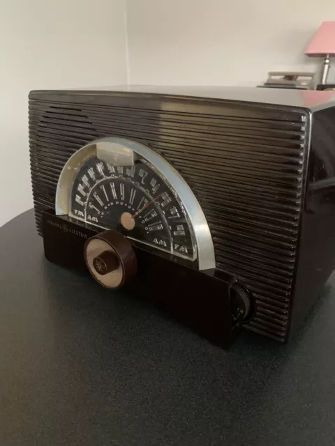 Vintage General Electric Model 409 AM/FM Bakelite Tube Radio“Atomic Era”