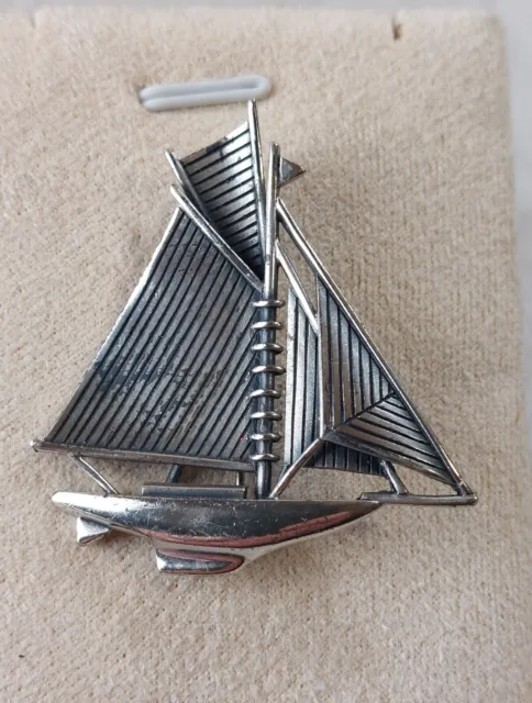 Ancien pendentif / broche, forme voilier / bateau, en argent massif