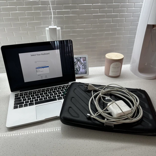 Apple MacBook Pro Retina 13" 2.6GHz i5 8GB / 128GB Mid-2014 Bundle With Case