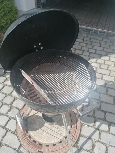 WEBER MASTER TOUCH GBS  57 CM BLACK ANSEHEN MIT PIZZASTEIN und WEBER HALTER LOOK 4