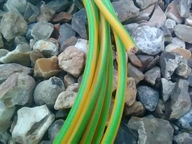 Cable de mise a la terre  H07VR vert / jaune 10 mm2  8 mètres 3