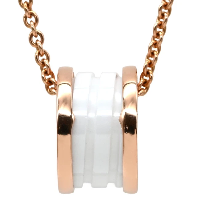 Collier pendentif coeur en argent sur une surface en bois marron photo
