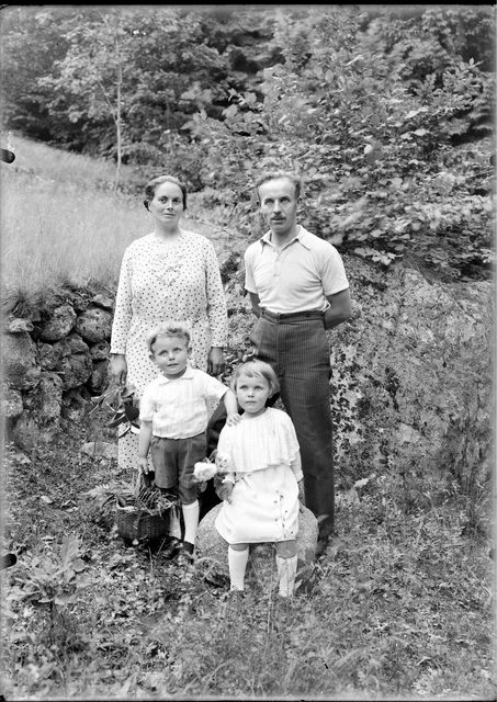 PORTRAIT FAMILLE DEVANT maison jardin - 2 anciens négatif photo an. 1940 50 EUR 14,00 - FR