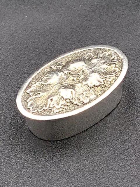 Boîte pilulier en argent massif décor pampre vigne Vintage little silver box