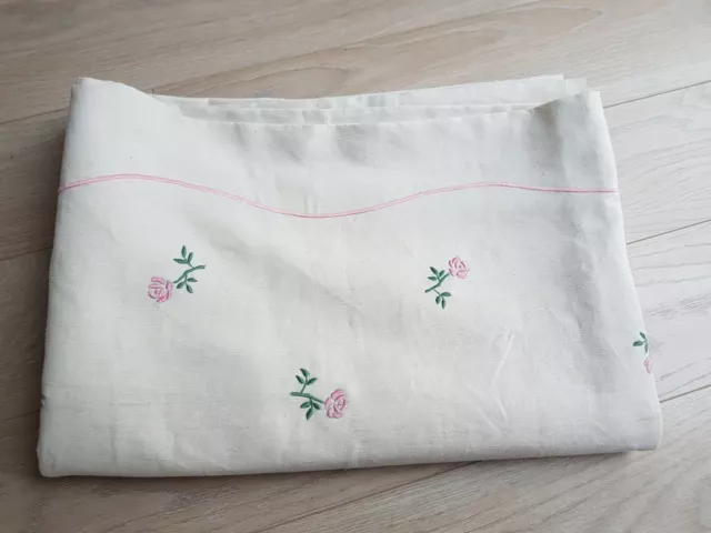 drap ancien en fil de lin metis brodé  fleurs