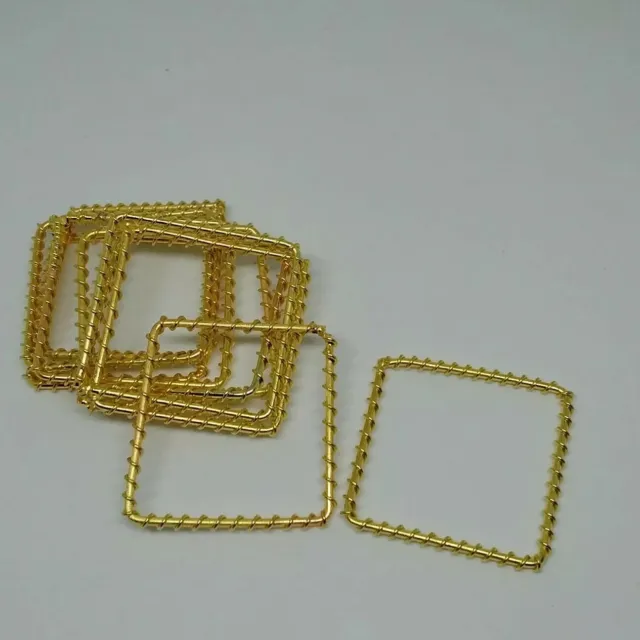 Pendiente de diamante en forma de diamante envuelto en alambre con acabado dorado componente de acero 50X50 mm