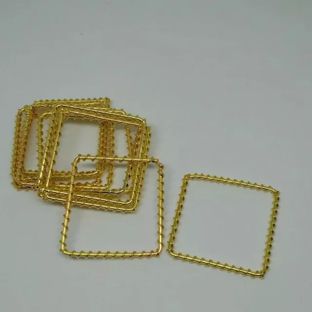 Pendiente de diamante en forma de diamante envuelto en alambre con acabado dorado componente de acero 50X50 mm
