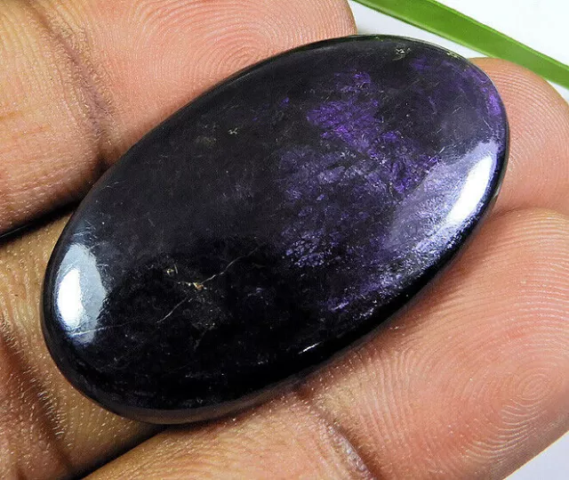 58 quilates. Piedra preciosa suelta de cabujón ovalado de purpurita natural...