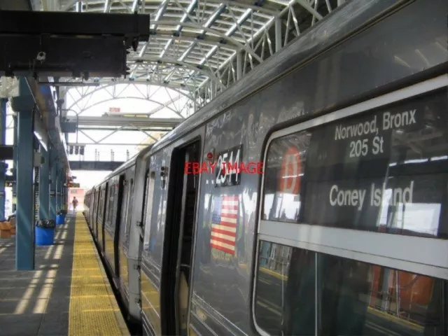 Photo  New York Subway  Nyc Subway - The D-Train In The Coney Island Station