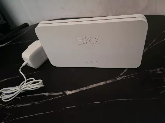 Sky Q SE210 Latest Model Great Condition Fibreoptic Wireless Booster/Extender