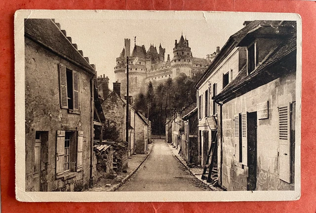 cpa 60 CHATEAU DE PIERREFONDS - The Château seen from an old street