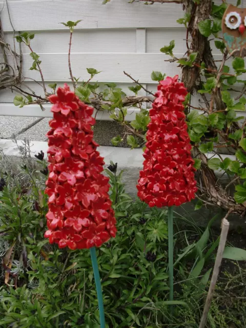 2 Rittersporne rot Unikat Handarbeit Stele Rosenkugel Deko Garten