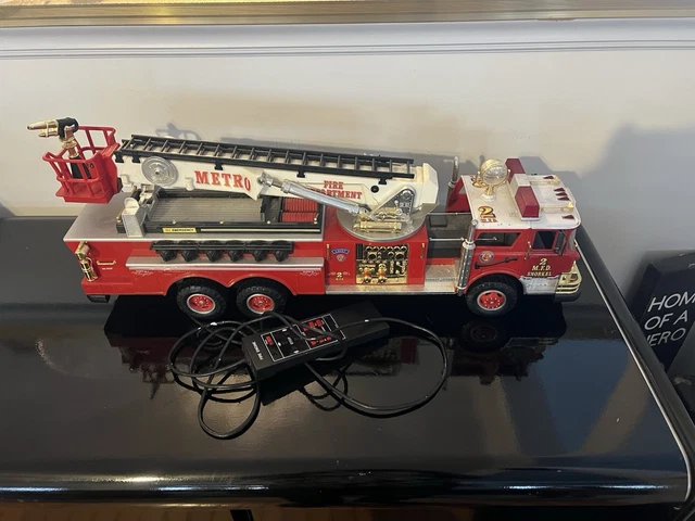 Una pintura en acuarela de un camión de bomberos rojo del año 2000