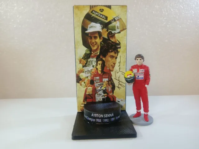 Abbildung 1/43 Ayrton Senna + Podium Tribute Weltmeister 1988, 1990, 1991 F1