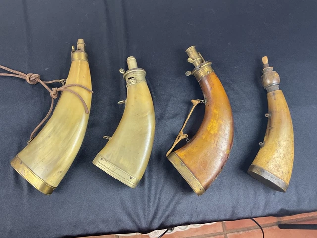 Lot De 2 Poires à Poudre 19ème Siècle En Zinc - Chasse Collection