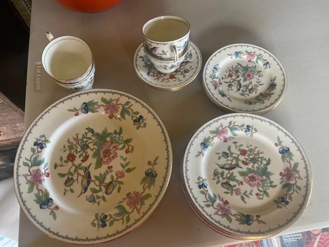 4 piece placesetting of Aynsley Pembroke pattern. 19 pieces.