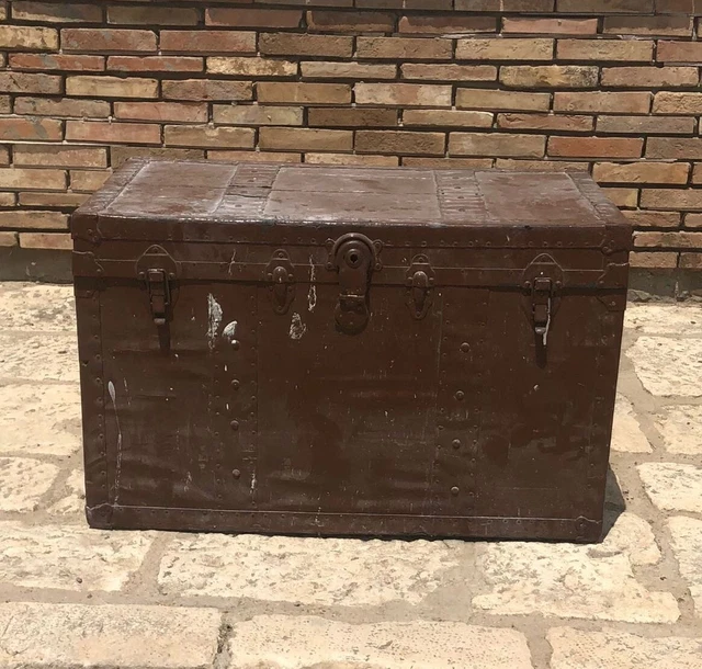 Retro Valigia Gialla Con I Fermagli E Le Cinghie E Una Valigia Rossa Moderna Sulle Ruote