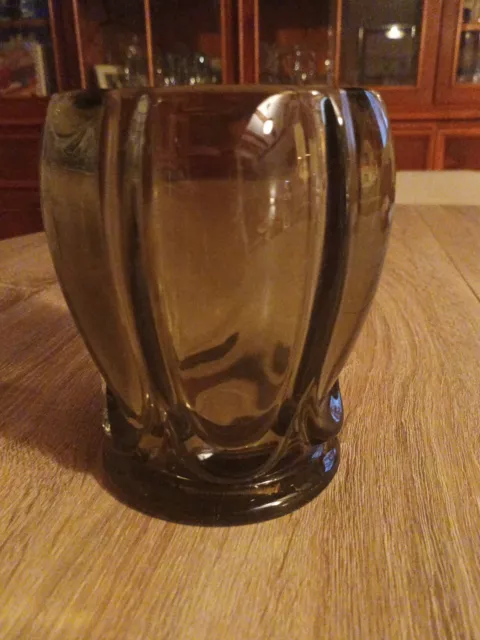 Verlys, beau vase en verre fumé pressé/moulé  modèle "les Godrons", signé.