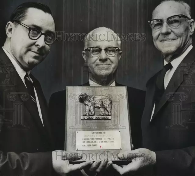 1966 Press Photo Southern Rubber's John Abernethy Jr And Sr With Harold Barrett