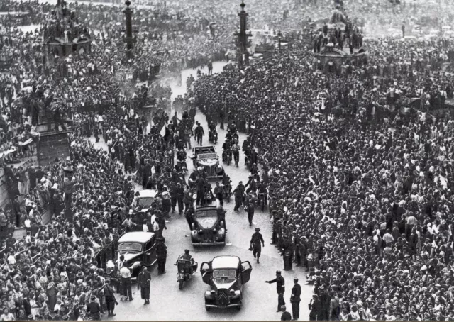 Carte Postale / Postcard / Liberation De Paris / La Foule A La Concorde