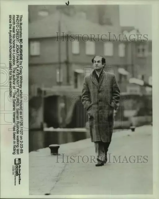 1989 Press Photo Author Salman Rushdie walks home in London - sap46486